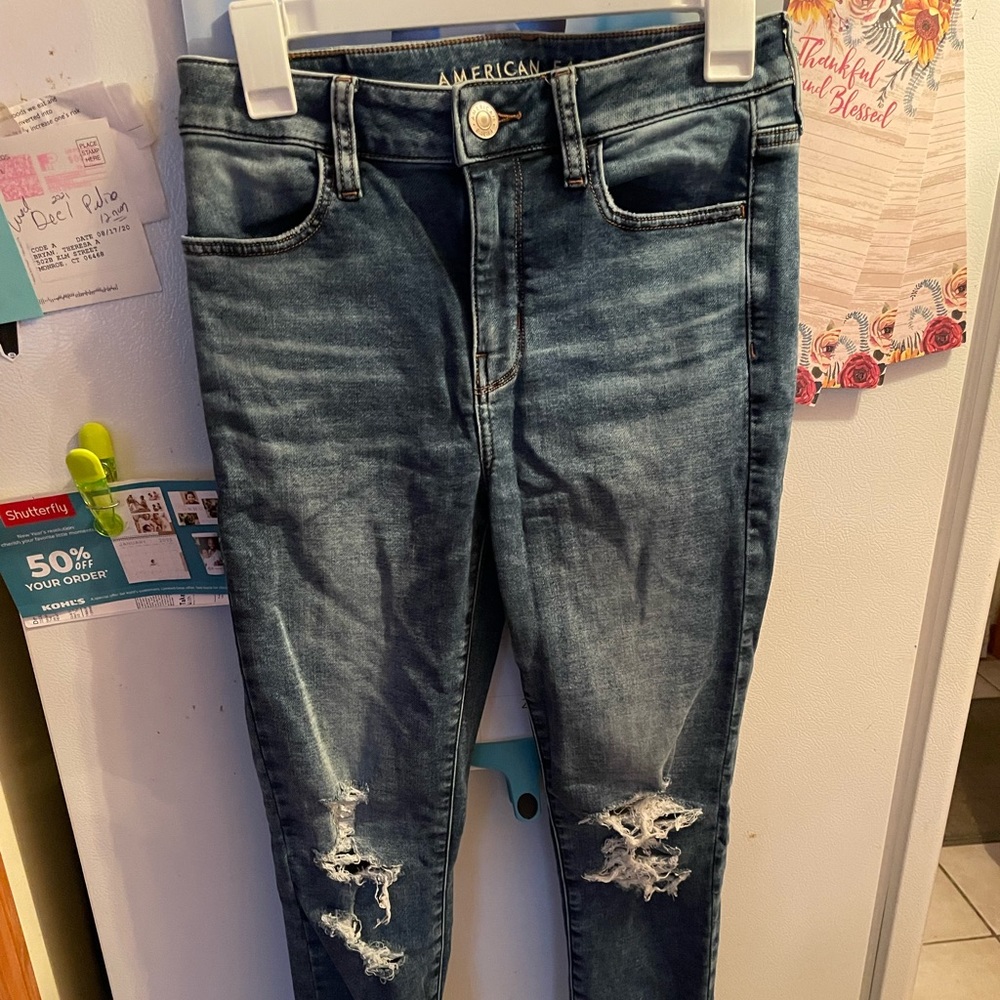 American eagle skinny jeans. Distressed knees.